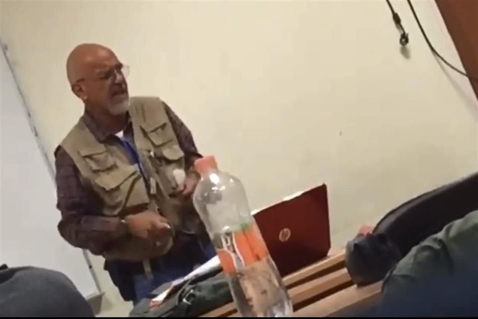 El video con el que fue exhibido el docente fue publicado en redes sociales por estudiantes.