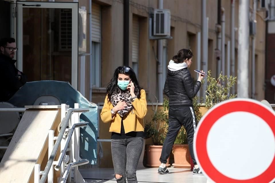 Turistas utilizan cubrebocas en Milán, Italia.