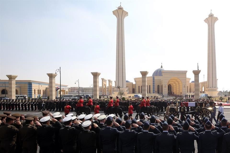 Egipto celebró funeral con honores militares para ex dictador de país Hosni Mubarak, que murió el martes, derrocado durante Primavera Árabe.