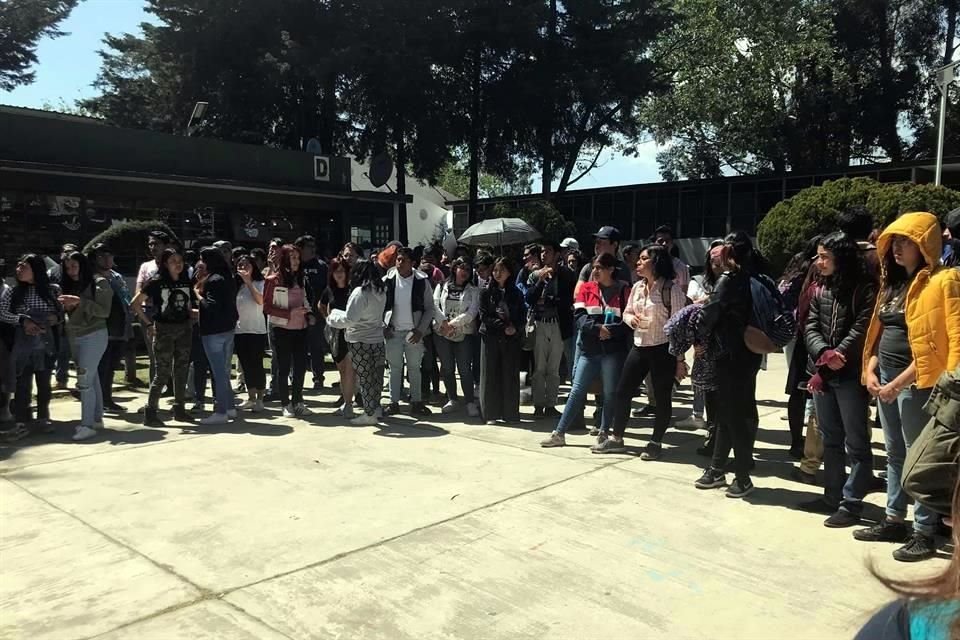 Tanto en la Facultad de Ciencias Políticas y Sociales, como en la Facultad de Humanidades, los estudiantes iniciaron una Asamblea para votar o no por el paro de labores.