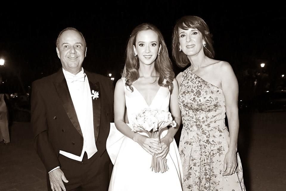 EN NOVIEMBRE DEL 2019. Con su hija Regina Martínez Chapa y su esposa Gabriela Chapa de Martínez.