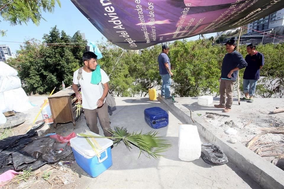 Mientras viven en el Río Santa Catarina tras ser deportados de Estados Unidos, 4 hombres buscan trabajo para sobrevivir.