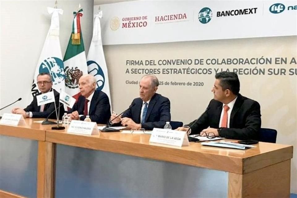 Eugenio Nájera (centro derecha), director de Bancomext y de Nafin, y Luis Niño de Rivera (centro izquierda), presidente de la ABM, firmaron un acuerdo de colaboración en apoyo al sur-sureste del País.