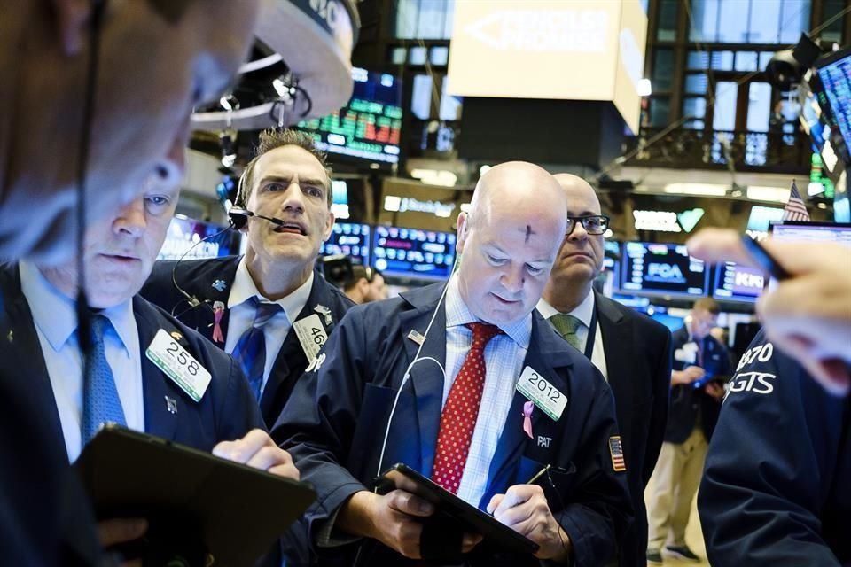 En Wall Street poco antes de la apertura de sesión, los futuros del índice S&P 500 perdían 0.9 por ciento.