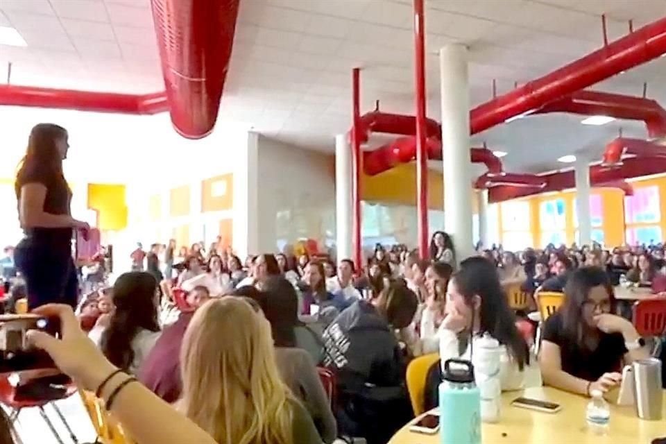 Las alumnas decidieron no entrar a clase y se reunieron en la cafetería donde le pidieron a su colegio no suspender las clases el 9 de marzo y respetar así el movimiento de mujeres.