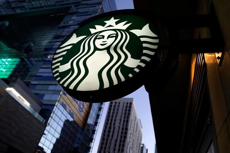 Starbucks ha visto su cadena de suministro interrumpida y sus ventas han caído después de la rápida propagación del coronavirus.