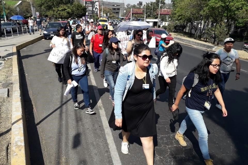 Alumnos de la Universidad Pedagógica Nacional bloquean en demanda de que se reanuden las clases.