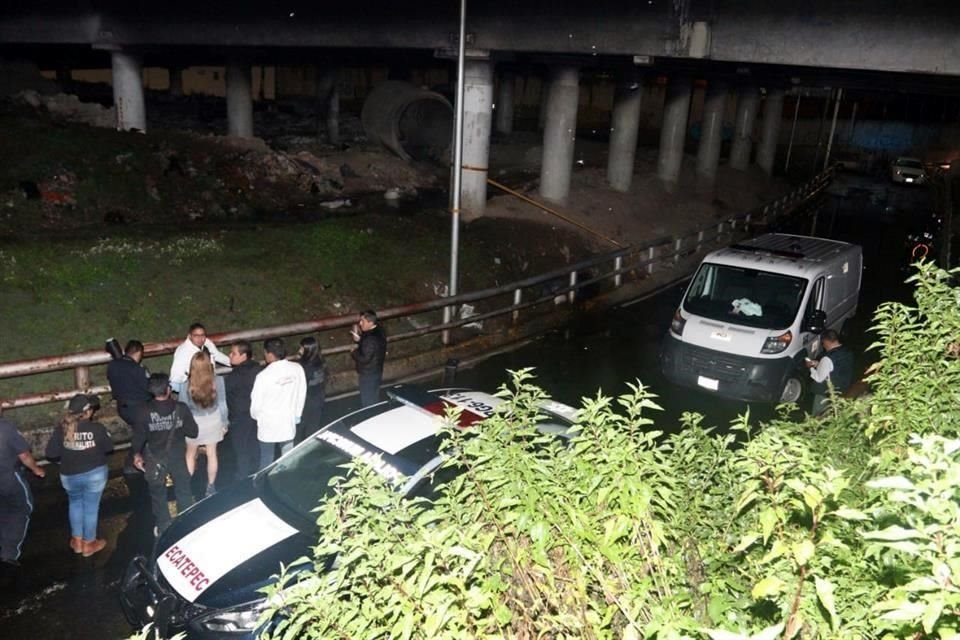 A unos metros del cadáver embolsado, agentes del MP y policías de Investigación capitalinos y mexiquenses discutieron sobre quién debía hacerse cargo del caso.