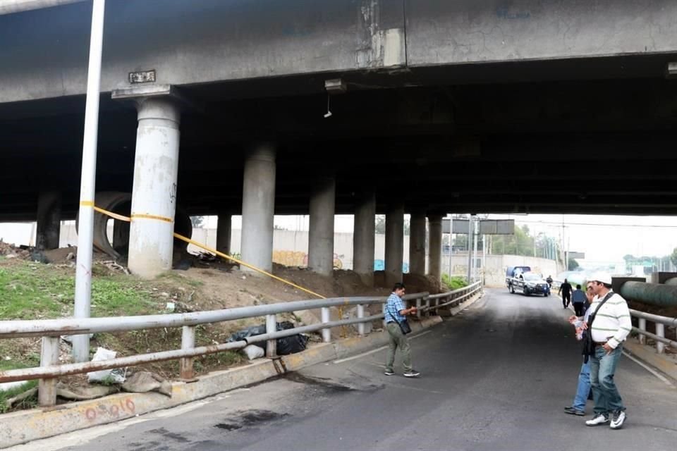 Del bulto recargado en la guarnición metálica de la avenida escurría sangre mientras jóvenes en situación de calle reían a unos pasos, debajo del puente.