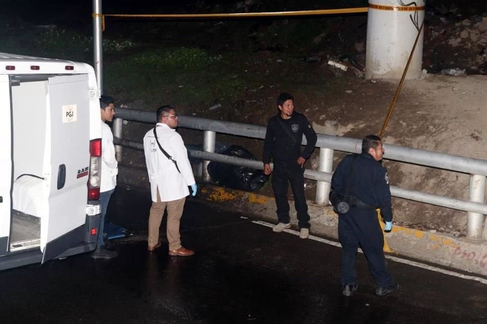 Tras 5 horas bajo el sol y la lluvia, el cadáver de la mujer fue levantado por peritos de la entonces Procuraduría de Justicia capitalina apoyados por bomberos.