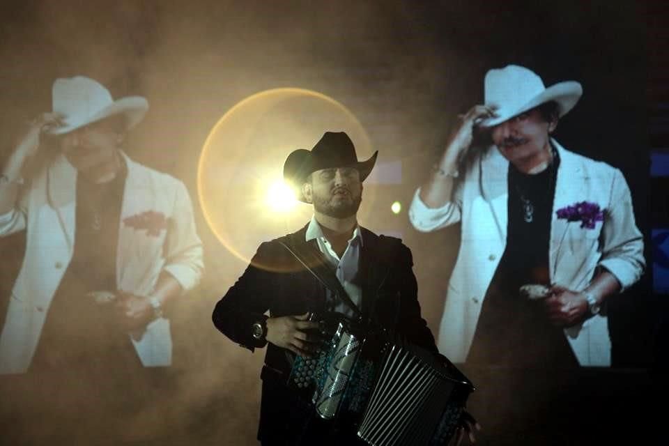 La propuesta de dueto llego gracias a que Joan Sebastian dejó grabada una maqueta con su voz.