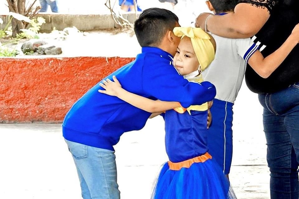 350 alumnos y maestros de la Primaria Felipe Ángeles abrazaron a Ivanna Michelle Rodríguez para darle apoyo en su enfermedad.