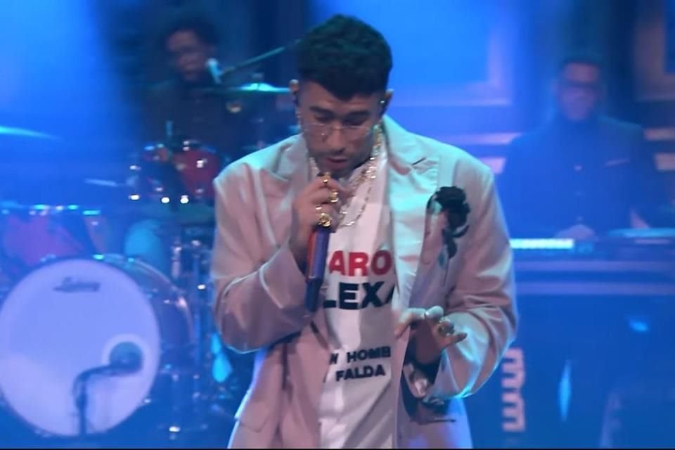 Bad Bunny durante su presentación en el programa de Jimmy Fallon.