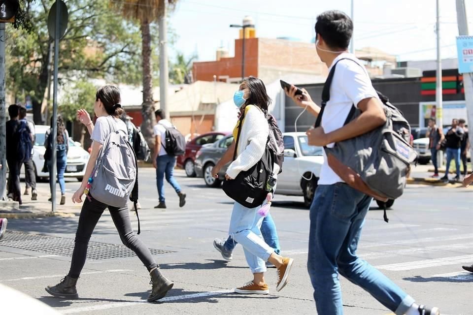 Personas de todas las edades optaron por usar cubrebocas.