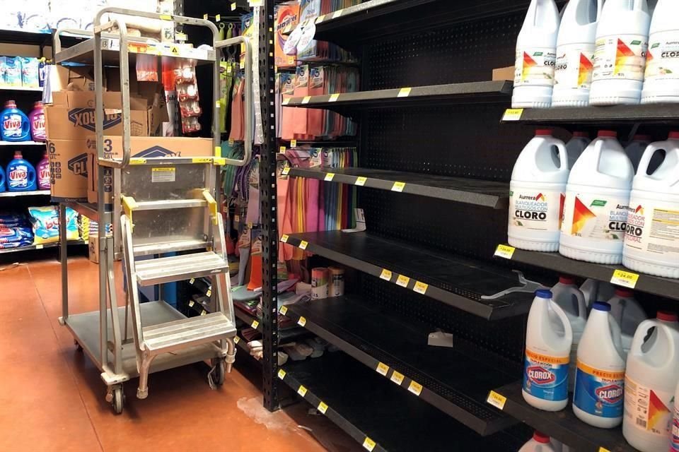 Esta es la tercera vez que surten el estante de desinfectante en un supermercado de Culiacán.