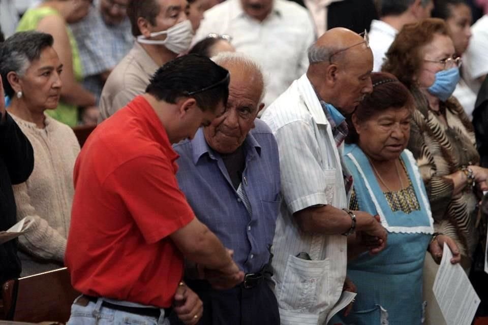 La CEM llamó a los obipispos y sacerdotes a evitar que feligreses se den la mano durante el 'saludo de paz'.