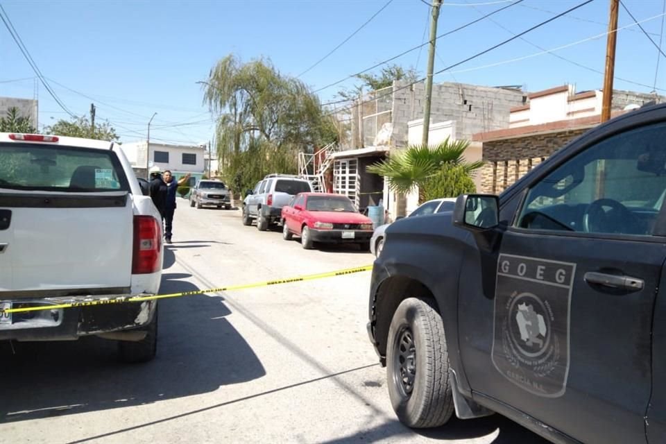 Policías municipales custodiaron el lugar donde se cometió el ataque a balazos, en la calle Balcones de Santa Fe, en la Colonia Balcones de García.