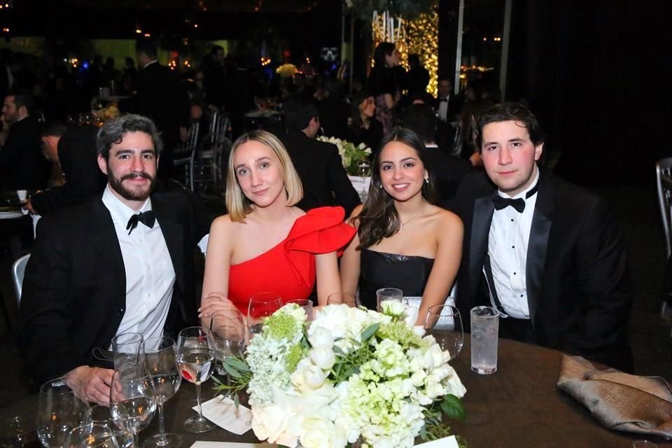 Andrés Familiar, Samantha Chávez, Stephany Obregón y Diego Garza