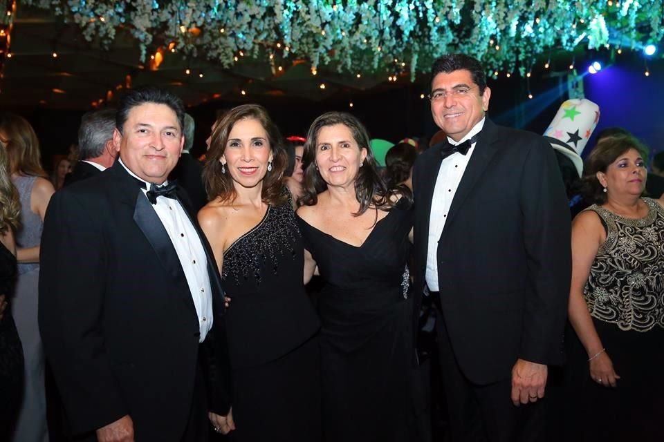 Clodio González, María Esther Cantú de González, Claudia Varela de Irigoyen y José Irigoyen