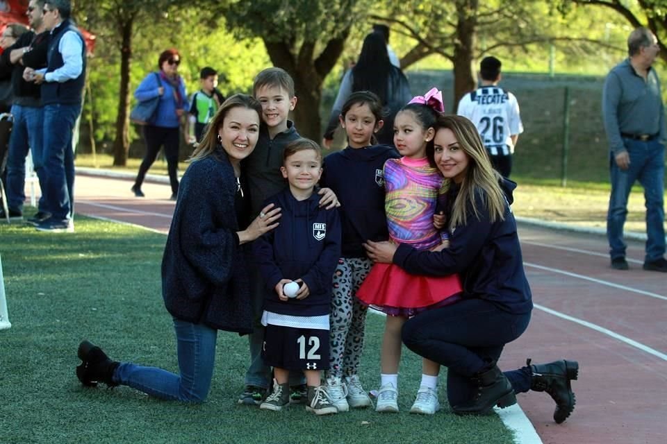 Gaby Blanco, Ian Tostado, Éric Tostado, Dana Ramírez, Daniela Ramírez y Aileen Rodríguez