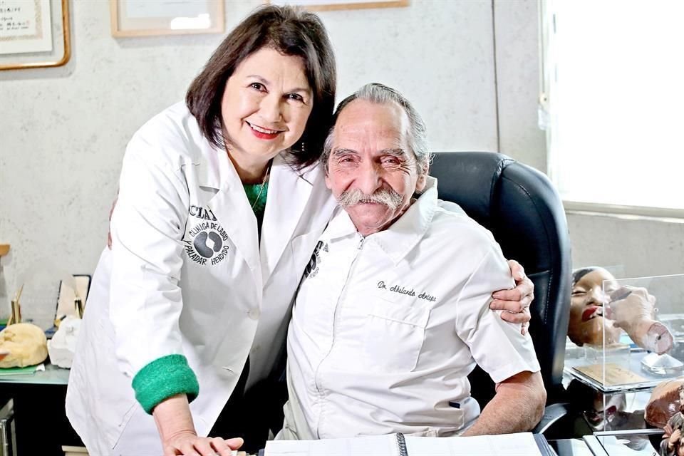 Desde hace 40 años la pareja de cirujanos maxilofaciales, María Teresa Coronado y Abelardo Arizpe, opera de manera gratuita a pacientes de bajos recursos con labio y paladar hendido.