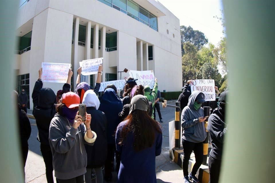 Estudiantes de la Facultad de Ciencias Políticas de la UAEM mantienen un paro de labores en el plantel.