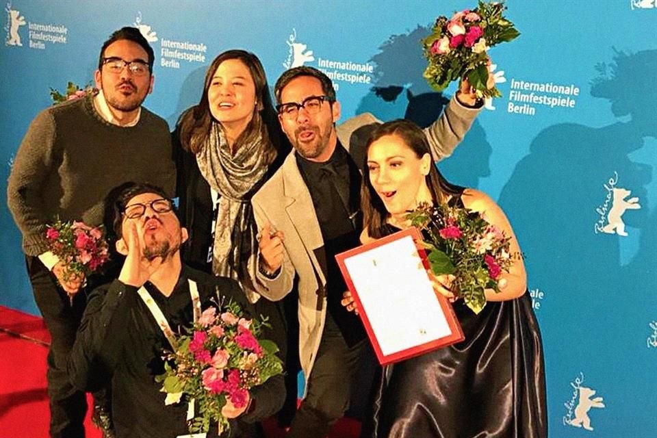 Kenji Kishi Leopo, Ornela Jaramillo (co productora asociada) Samuel Kishi (director), Martha Reyes Arias (actriz) y Christian Hernández (co productor asociado, abajo) celebraron el triunfo.