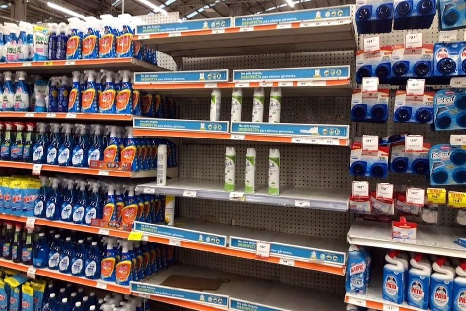 Los productos sanitizantes tienen alta demanda tras el anuncio de los primeros casos positivos de coronavirus en la CDMX.