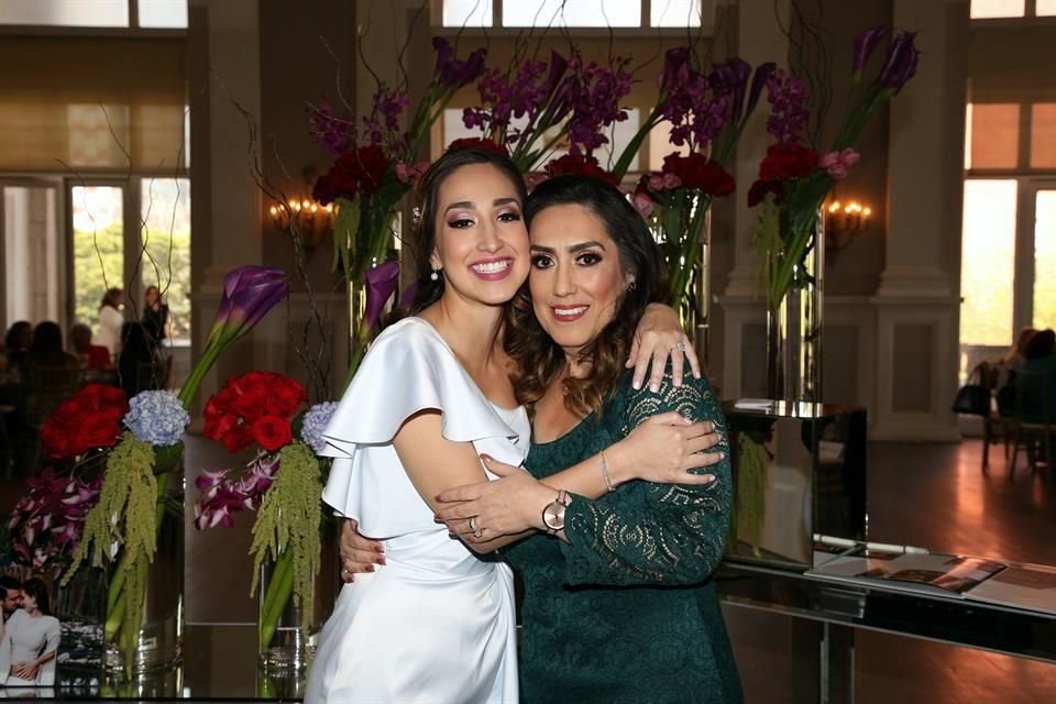 Daniela Alejandra González Villarreal y Nelly Villarreal de González