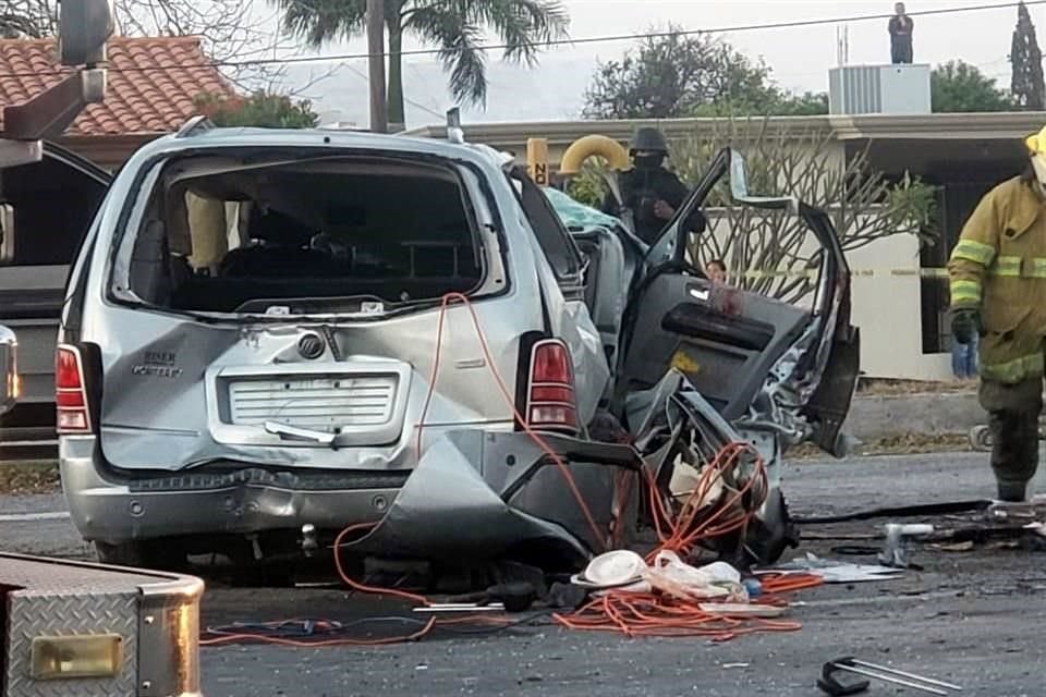 La camioneta que manejaba el hombre fallecido se volcó y fue enderezada por bomberos