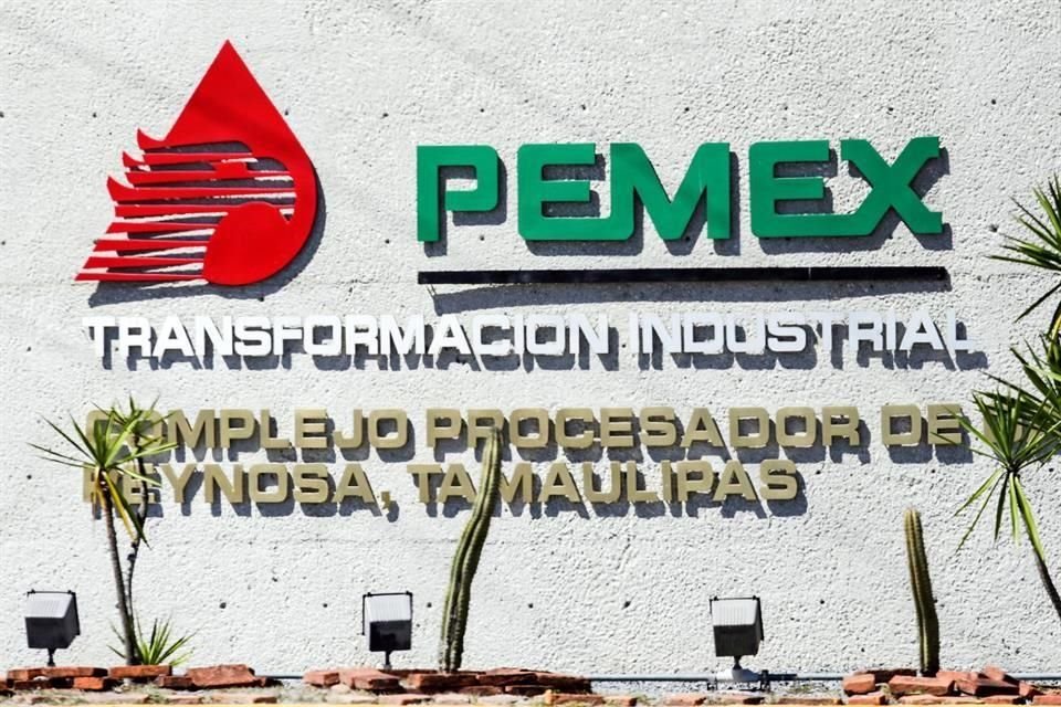 La agencia destacó el continuo deterioro de la situación financiera y operativa de Pemex.