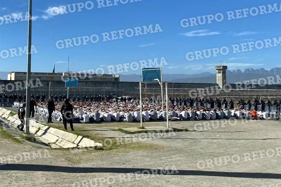 Un total de 129 Internos de los penales de Nuevo León son trasladados a otros reclusorios del país.