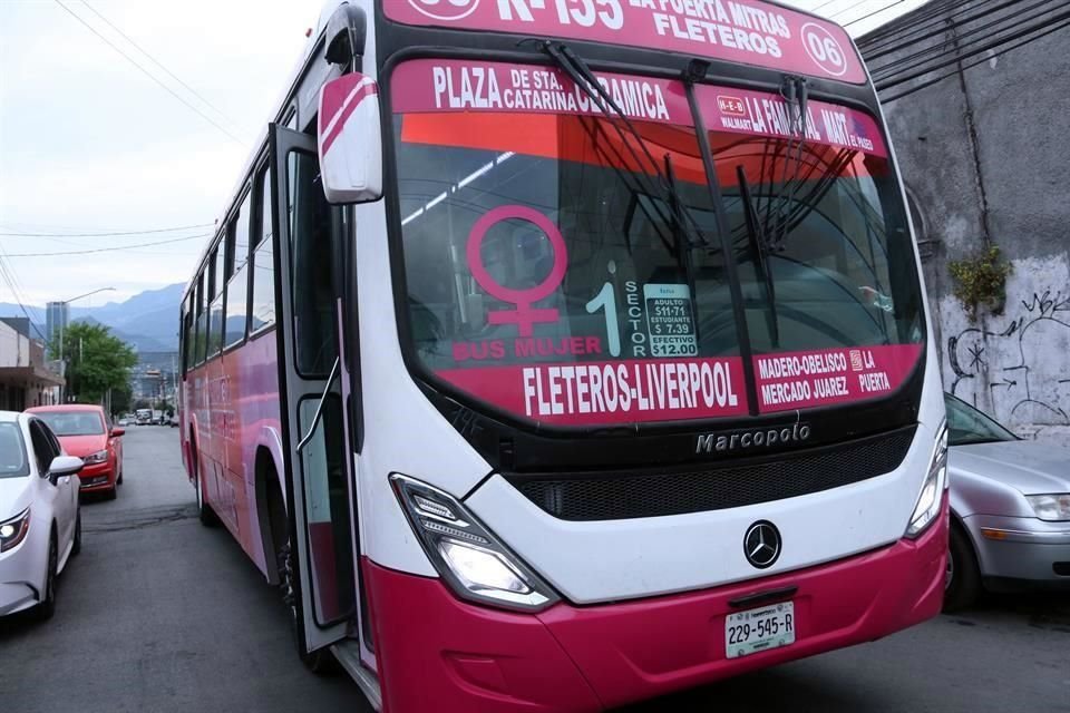 Las unidades que darán este beneficio del cobro y que cuentan con botones de pánico podrán ser distinguidas porque portan la leyenda 'Aquí las mujeres viajan seguras' en color rosa.