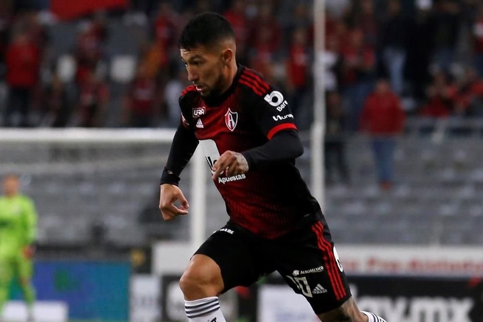 Luciano Acosta, mediocampista del Atlas, fue denuncióado por una mujer, por delitos contra la dignidad de las personas, amenazas, robo y lesiones.