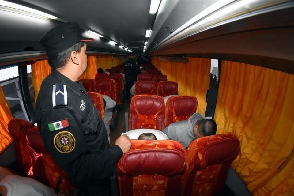 Por tierra y aire fueron custodiados los autobuses con los internos.