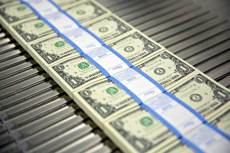 El dólar al mayoreo sube a 23.88 pesos a la venta en una jornada sin datos económicos relevantes.