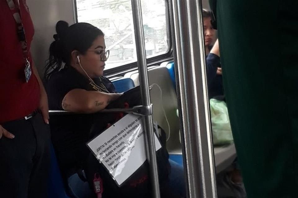 Por medio de un cartel que traía prendido a su bolso, la mujer, identificada como Miriam Ríos, se ofrecía brindar apoyo a quien lo ocupara mientras viajaba en un vagón del Metro.