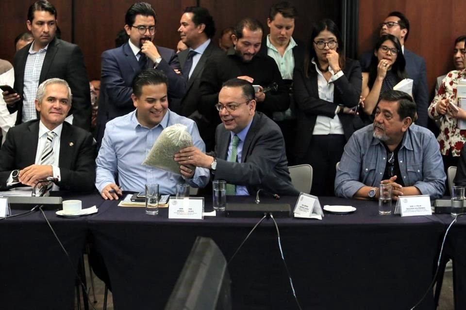 En la sesión, los senadores portaron una bolsa con orégano.