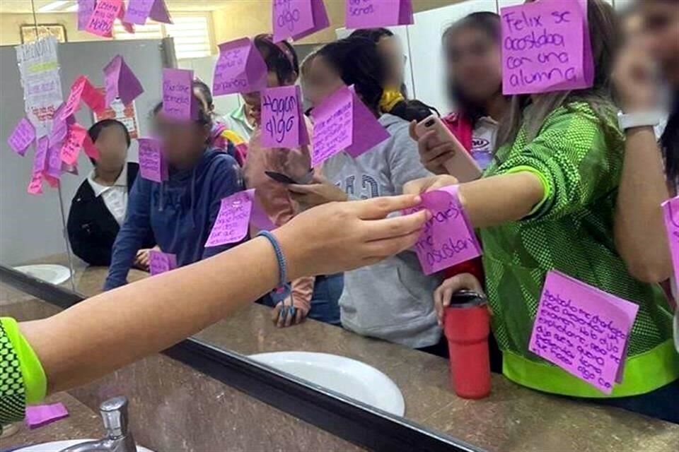 Alumnas de la UNE pegaron en los baños hojas adhesivas con mensajes sobre casos de hostigamiento.