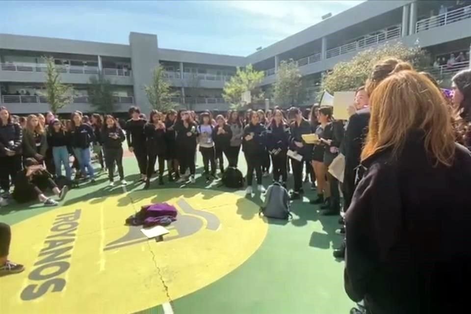 Un grupo de estudiantes se reunió en un área al aire libre de la Prepa UDEM para participar en una protesta feminista.