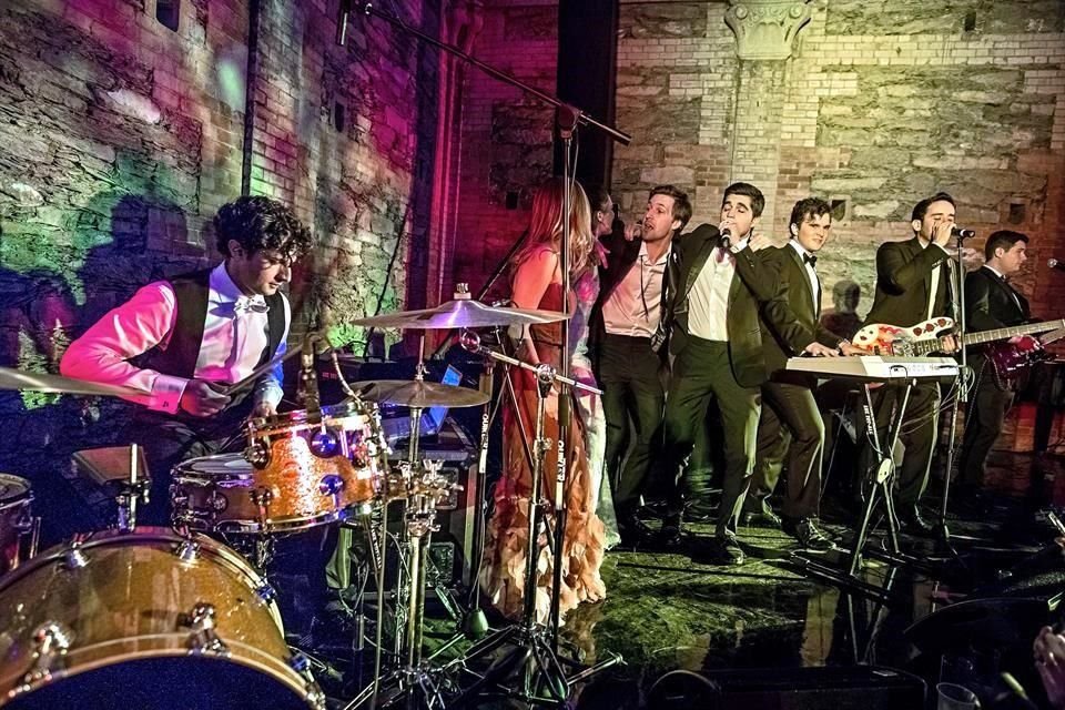 David demostró su gusto<br>por la música durante su boda.
