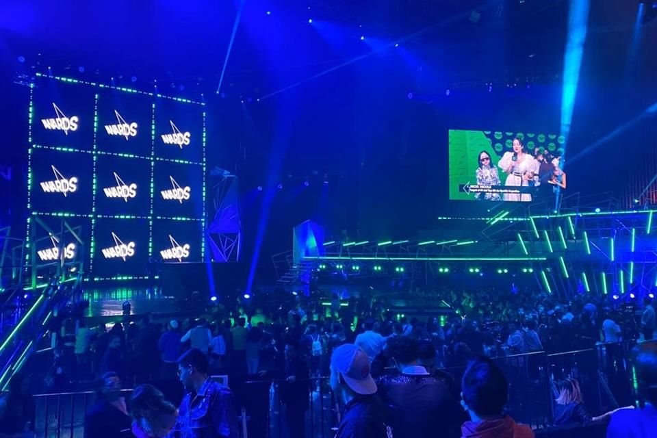 El evento se lleva a cabo en el Auditorio Nacional, y comenzó con la presentación de J Balvin.