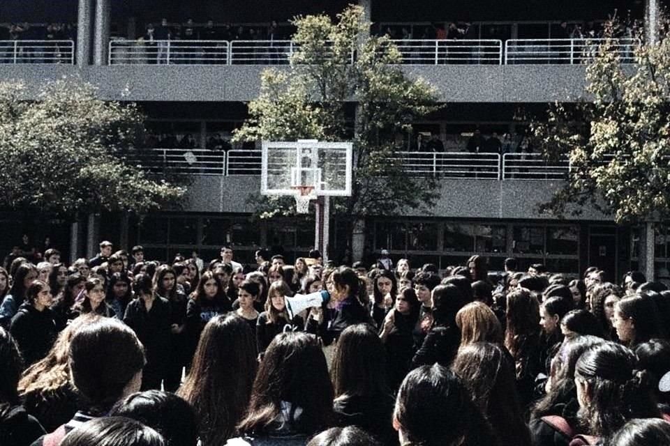 Las estudiantes se manifestaron en contra de la violencia contra las mujeres en la Prepa UDEM, Unidad San Pedro. 
