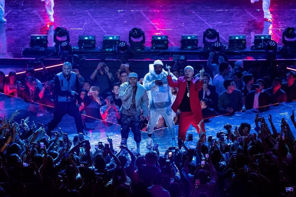 J Balvin abrió el show junto a los Black Eyed Peas.