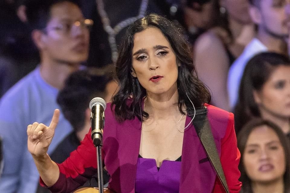 Julieta Venegas presentó su himno 'Mujeres'.