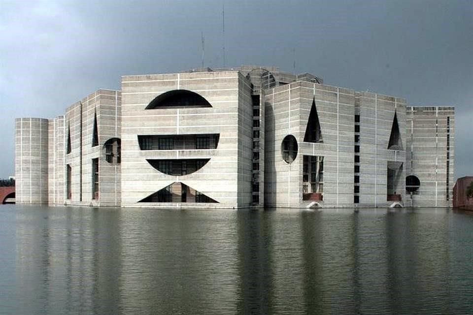 La Asamblea Nacional de Bangladesh tiene una fachada de hormigón y tiras de mármol; sus paredes exteriores cuentan con aberturas geométricas.