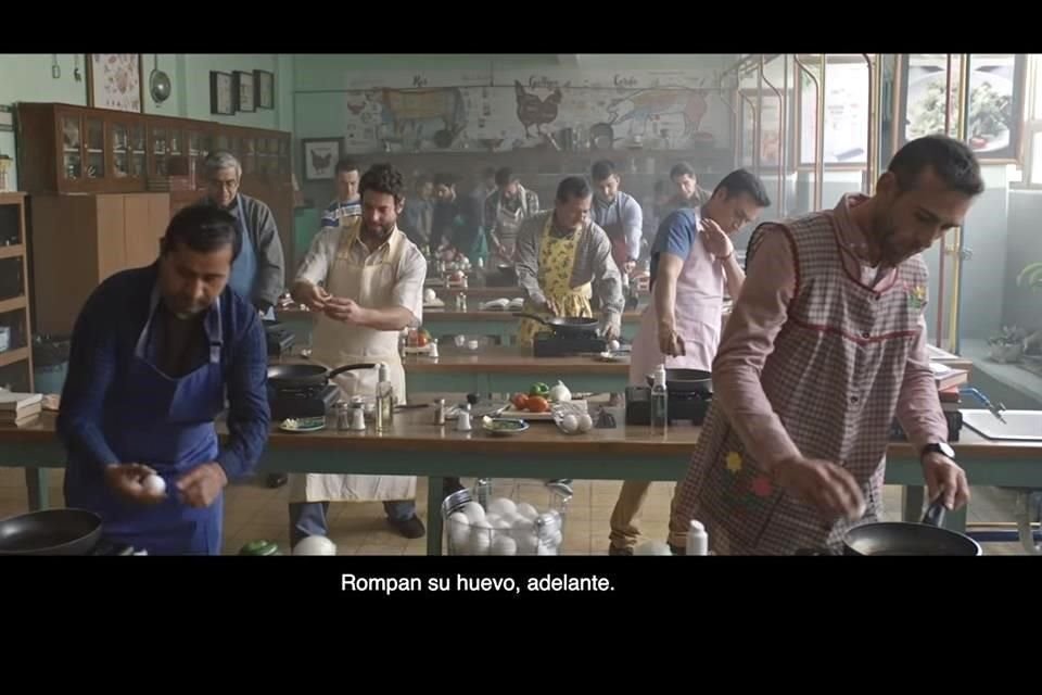 En el comercial, los hombres son instruidos para aprender a cocinar y lavar la ropa.