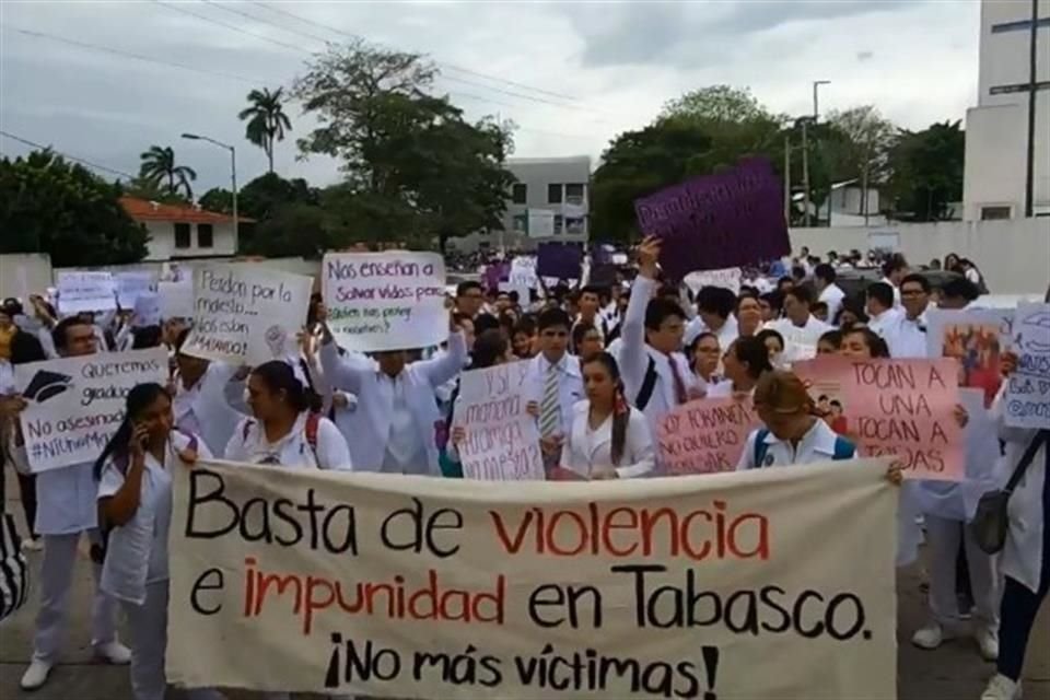 La marcha partió de la División Académica de Ciencias de la Salud (DACS), donde estudia la estudiante agredida hasta llegar al Palacio de Gobierno.