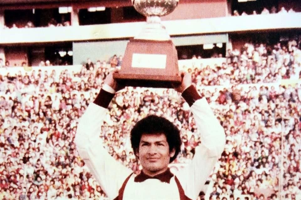 El portero Mateo Bravo fue campeón en la temporada 81-82.