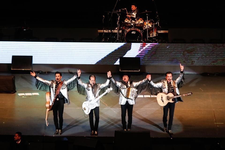 Los Tigres del Norte no le dieron descanso a sus fans, a quienes trajeron bailando, cantando y brincando con temas como 'La Manzanita' y 'La Puerta Negra'.